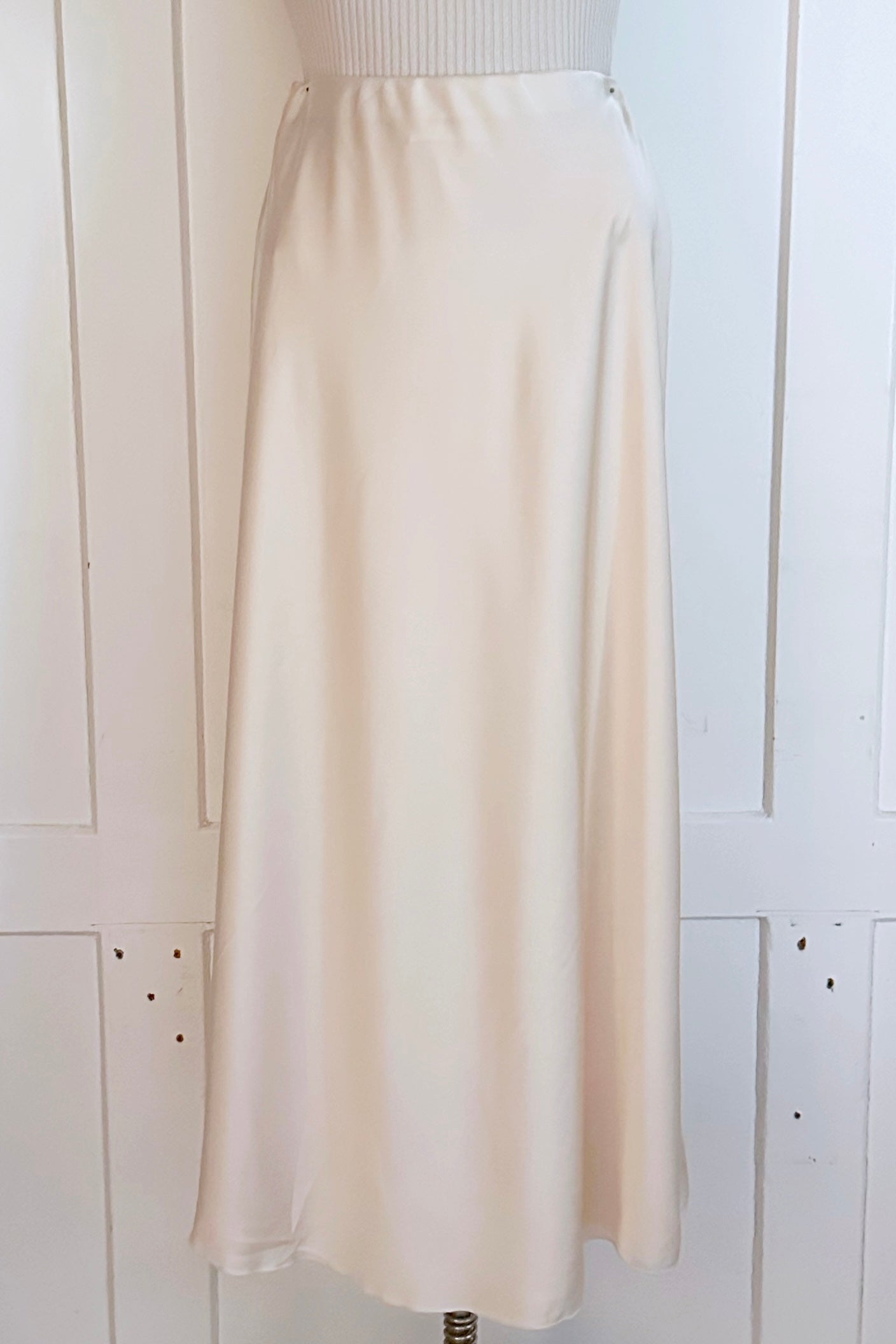 Satin Taillenjupe in Midilänge