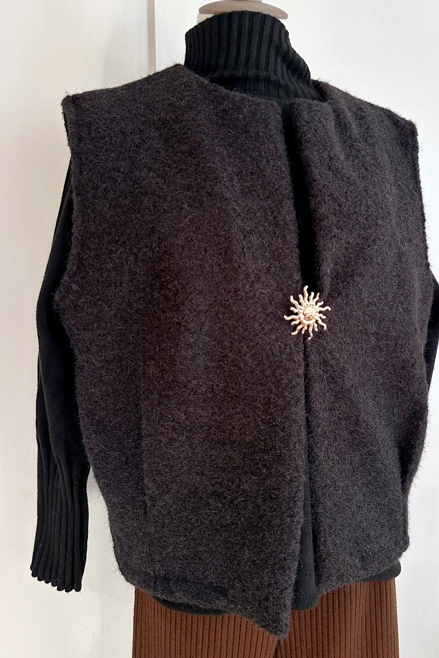 Gewalkte Weste mit Pin