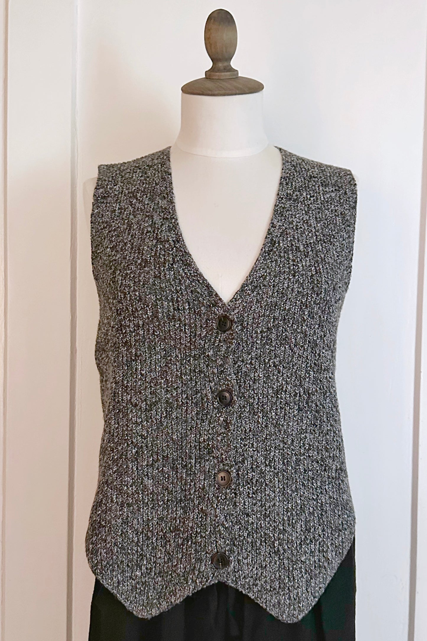 Grobgestrickte Weste mit Knöpfen