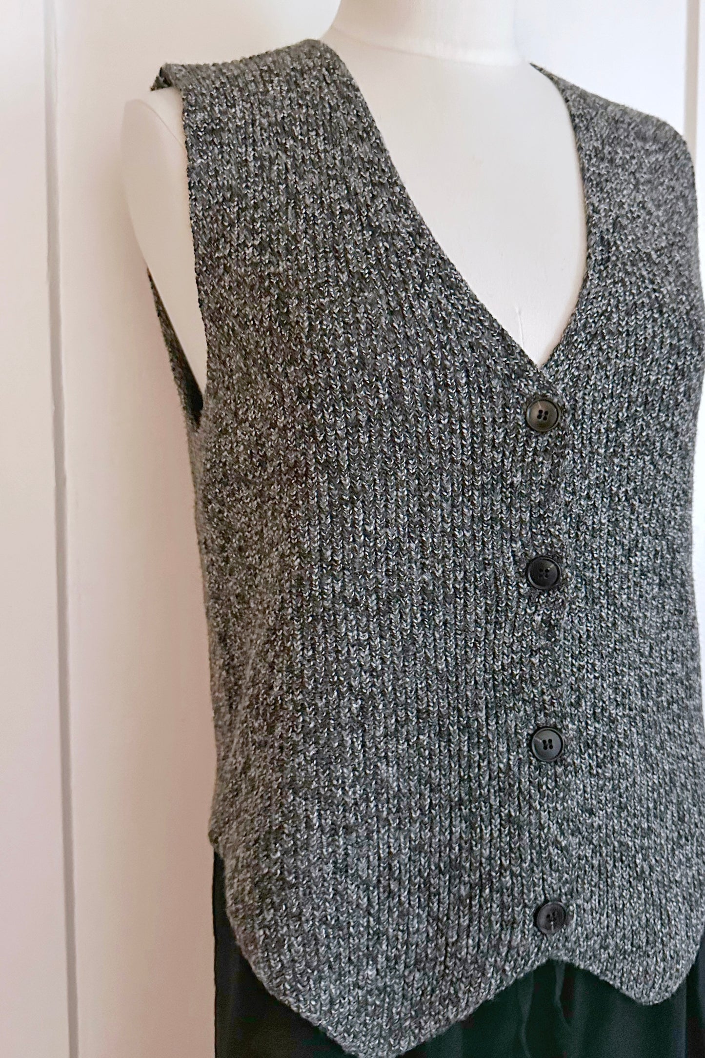 Grobgestrickte Weste mit Knöpfen