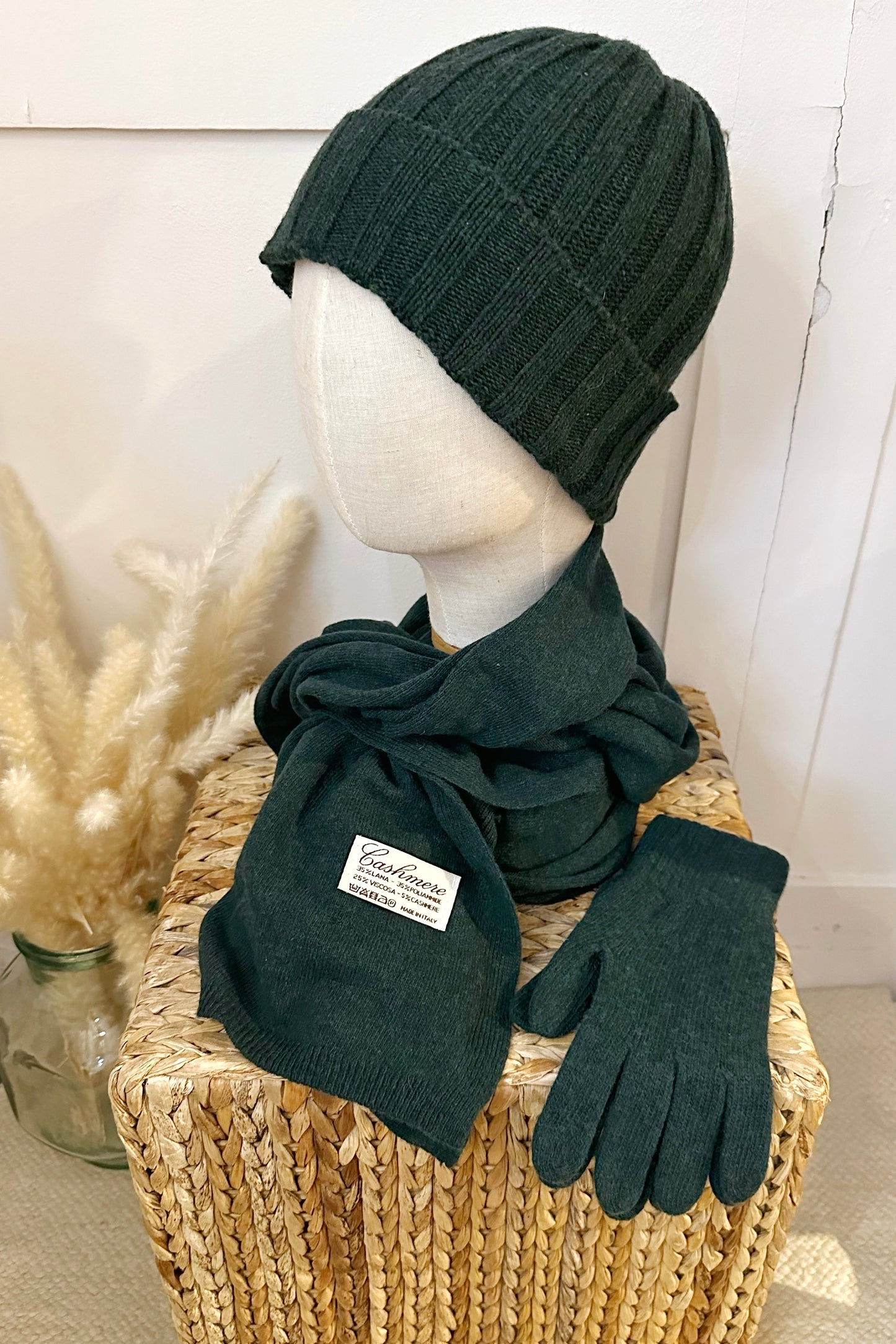 Dunkelgrünes Set aus Mütze, Schal und Handschuhen mit Kaschmiranteil