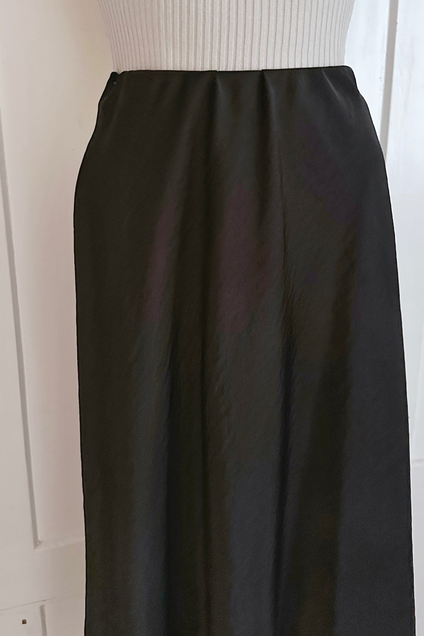 Satin Taillenjupe in Midilänge