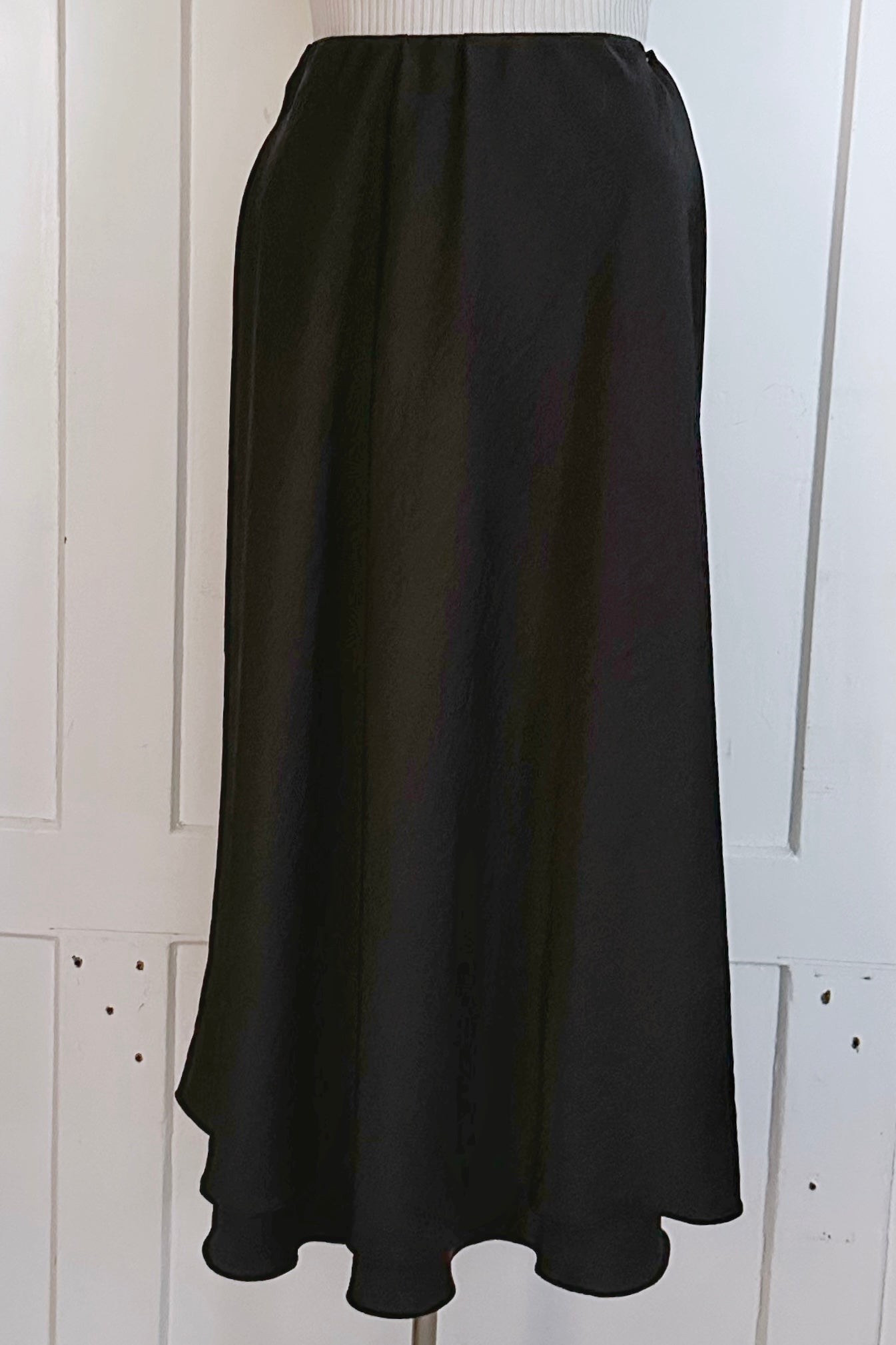 Satin Taillenjupe in Midilänge