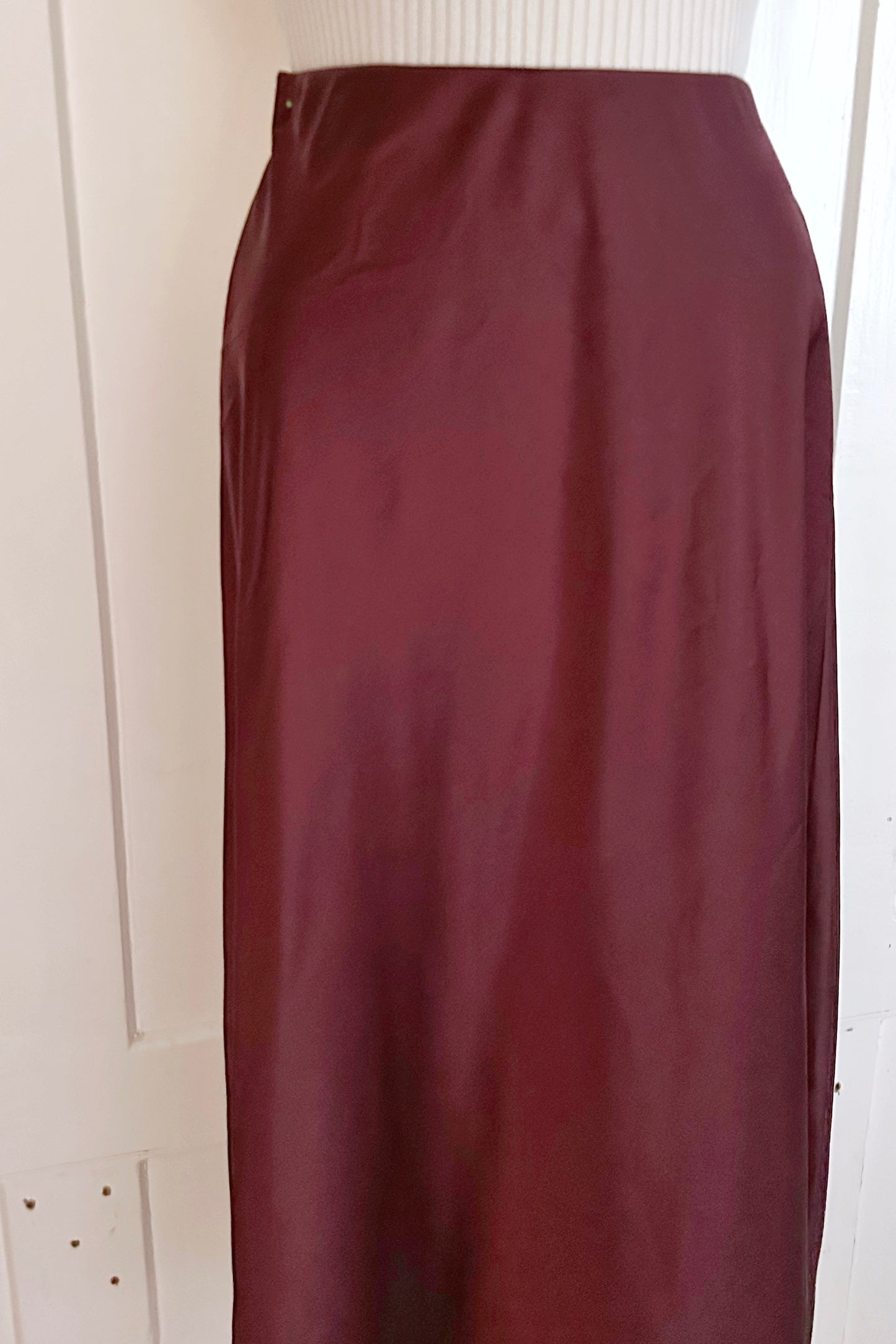 Satin Taillenjupe in Midilänge
