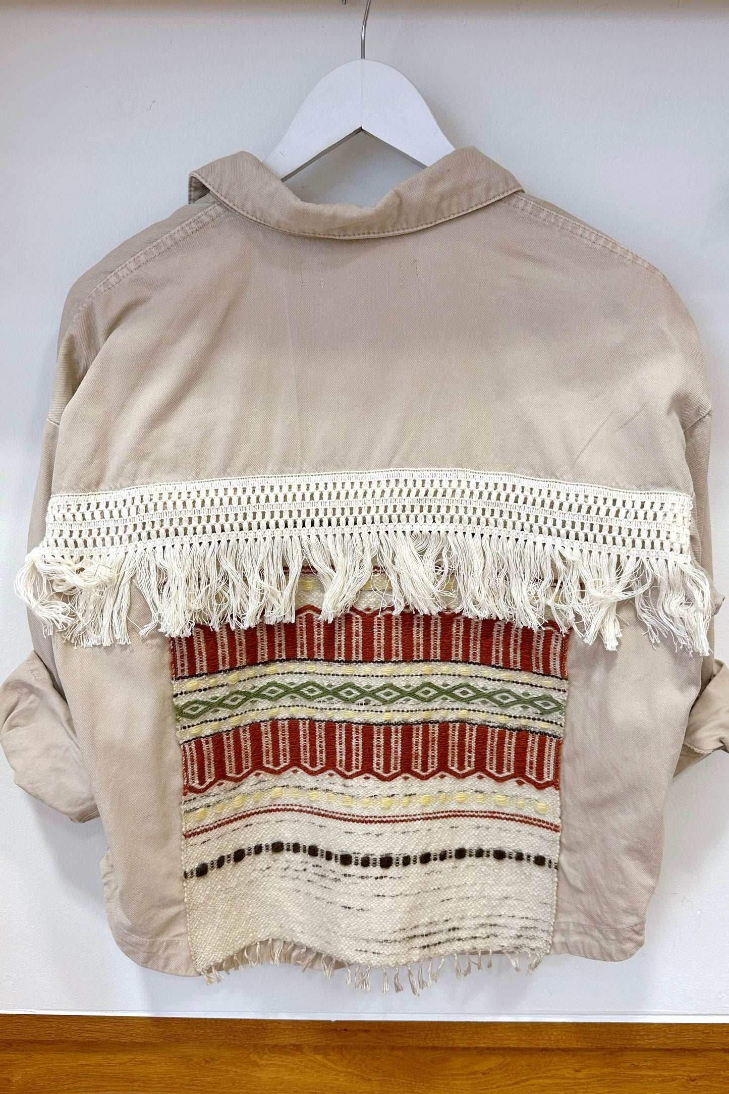 Handgemachte Jeansjacke mit Fransen