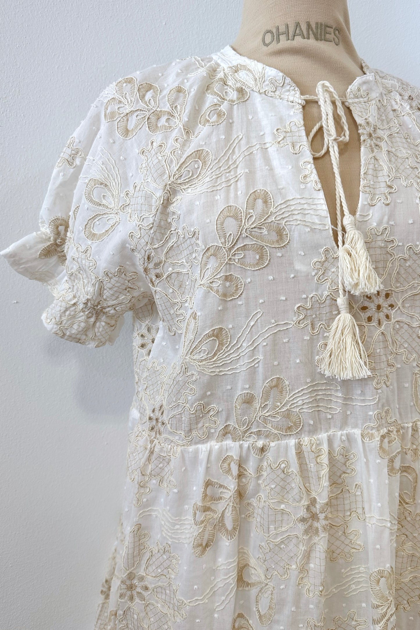 Luftiges Sommerkleid aus Baumwolle mit Stickereidetails in hellem Beige