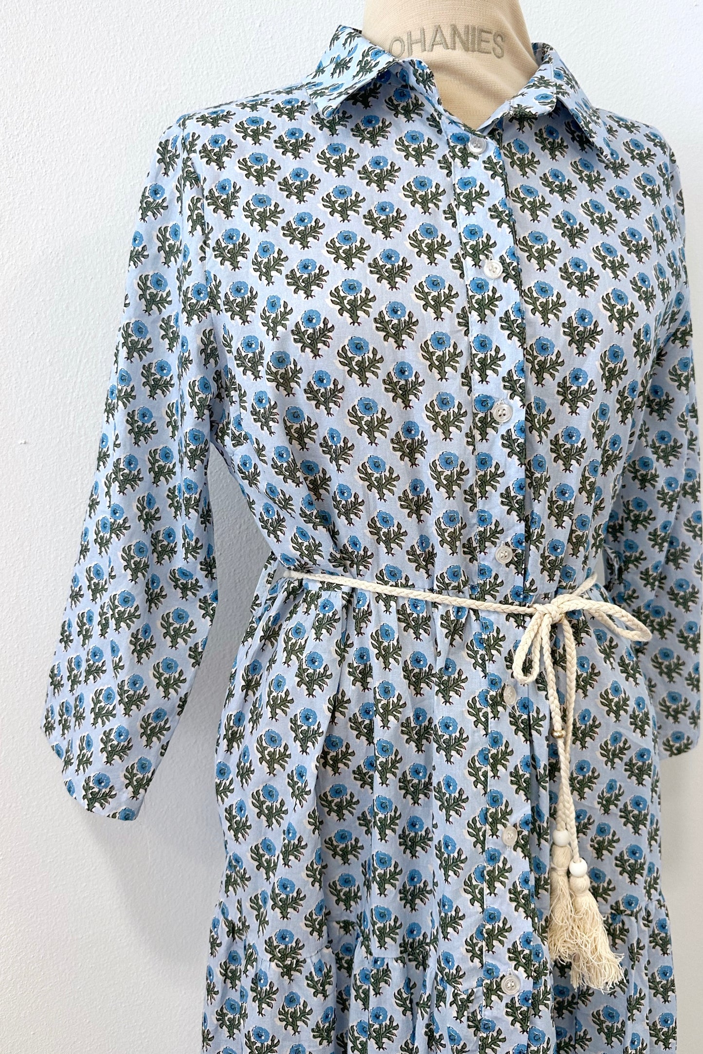 Hellblaues Sommerkleid mit Knopfleiste und Flechtgürtel aus Baumwolle