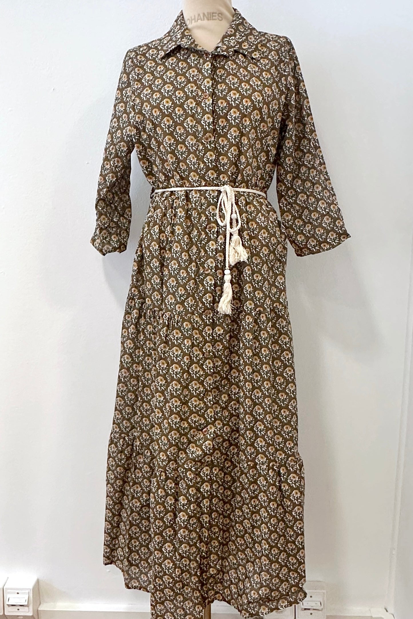 Maxikleid aus Baumwolle in Olivegrün mit Blumenmuster und Flechtgürtel
