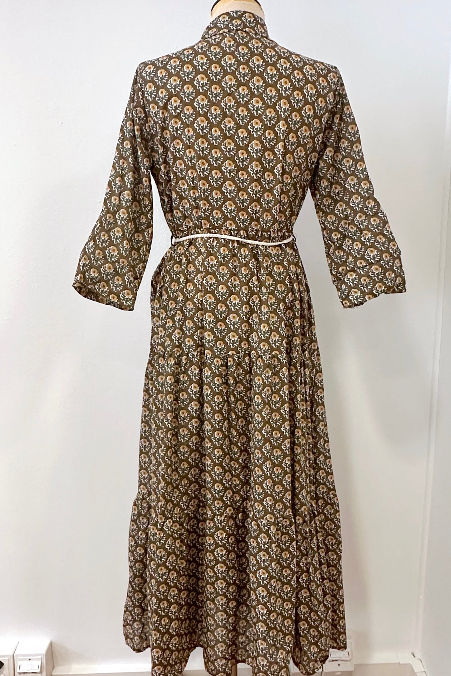 Luftiges Baumwollkleid in Olivegrün mit floralem Print und Taillengürtel