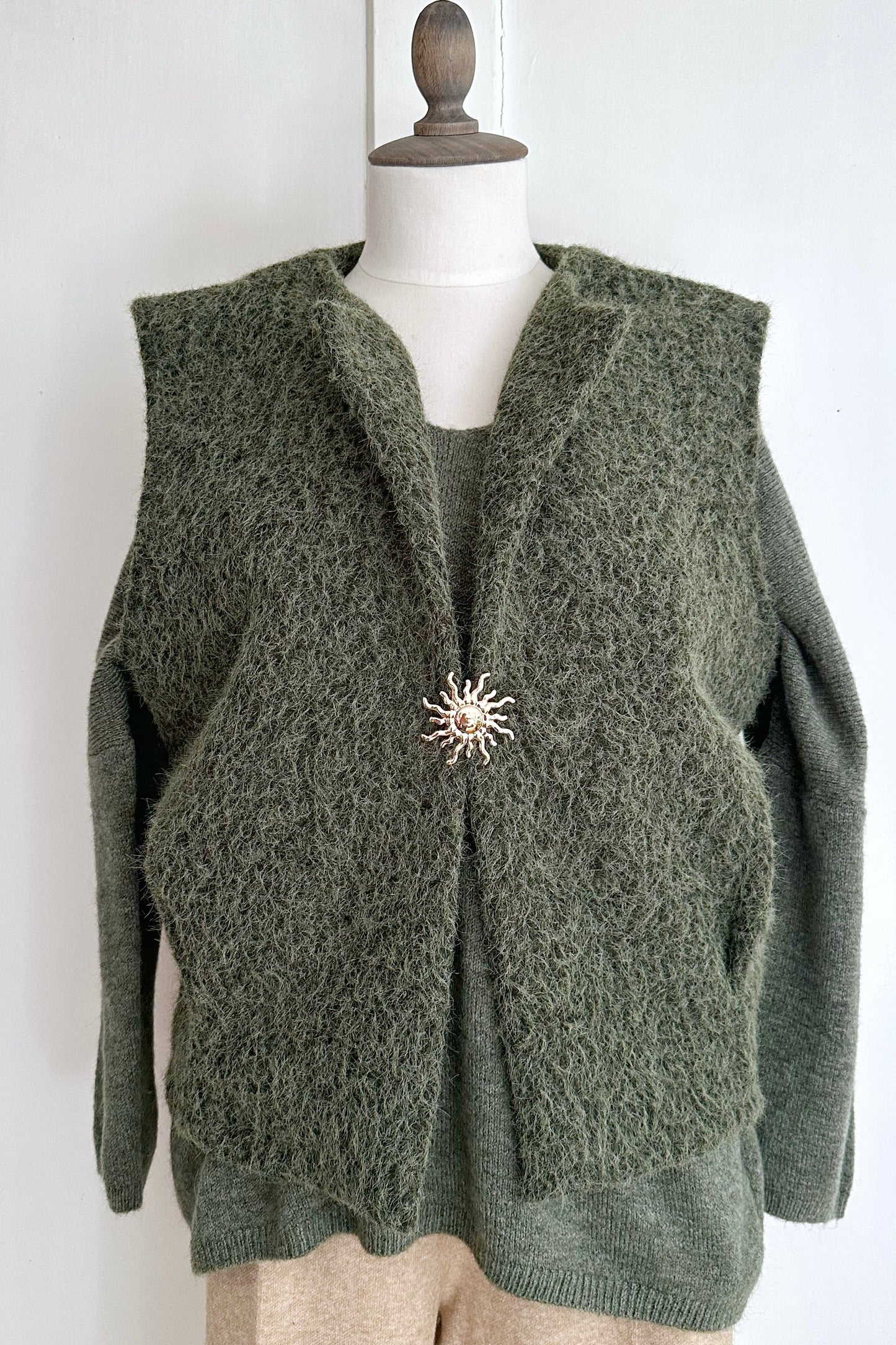 Gewalkte Weste mit Pin