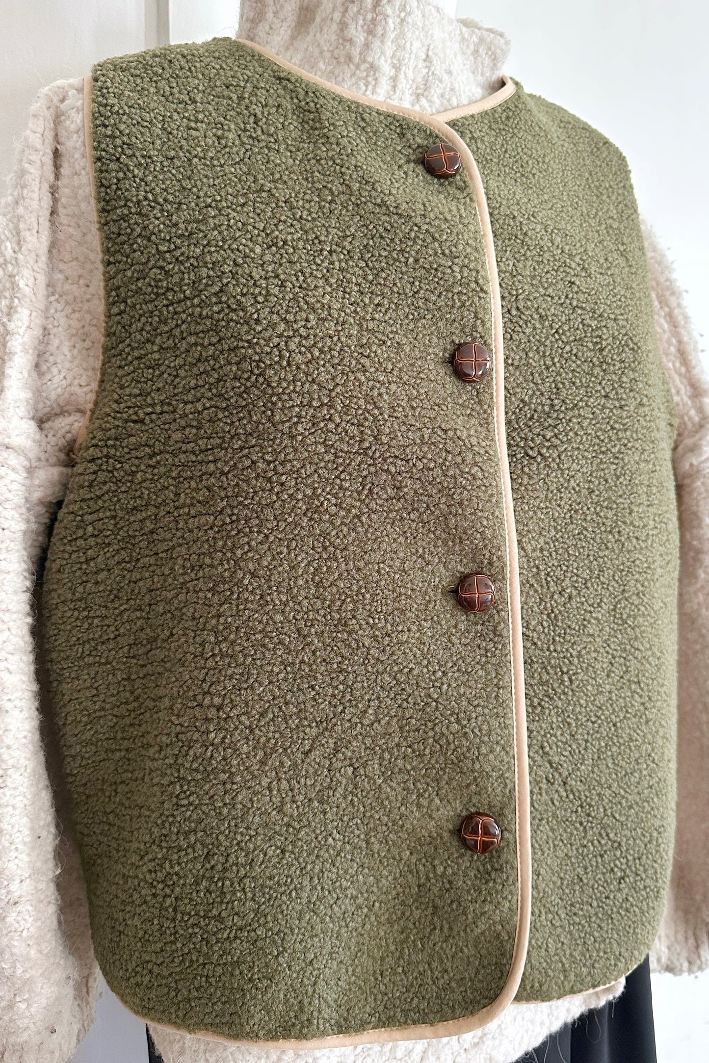 Kuschelweste mit Knöpfen