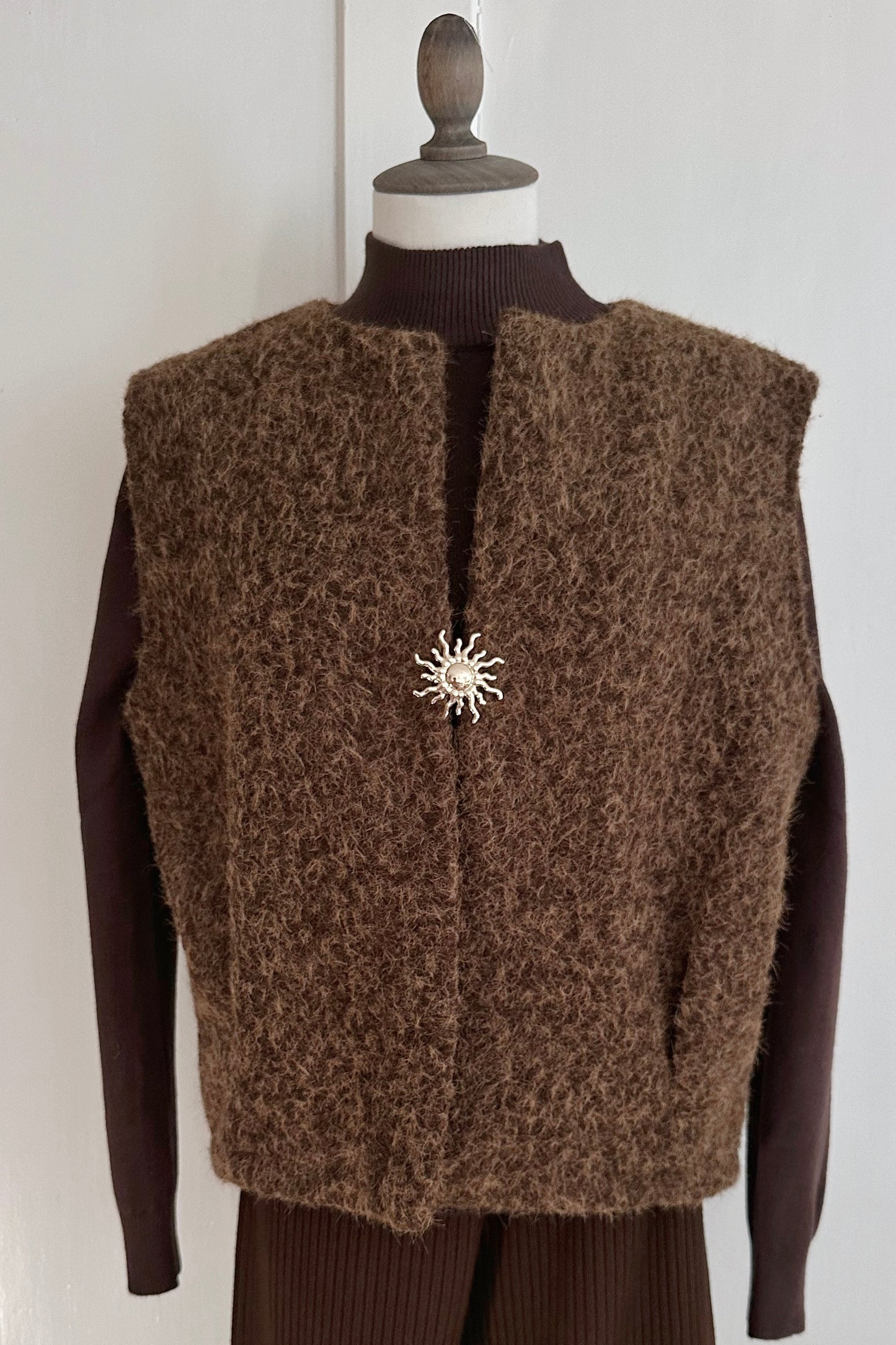 Gewalkte Weste mit Pin