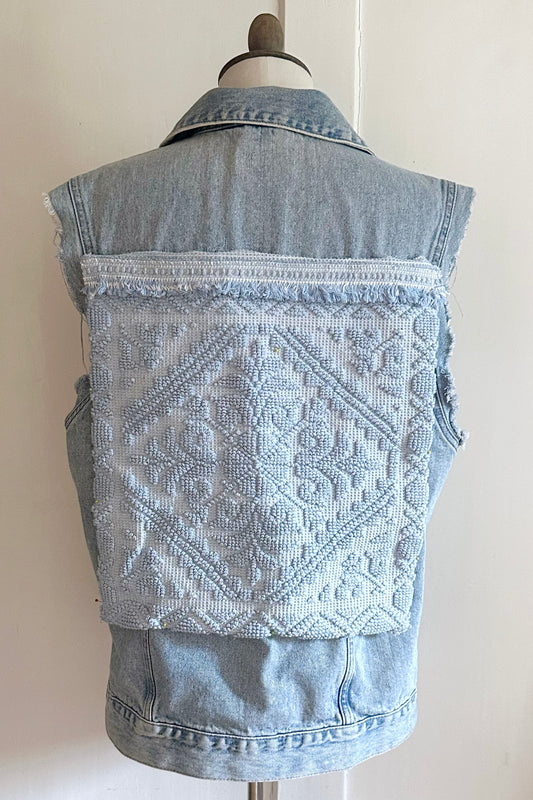 Handgemachte Jeansweste mit hellblauer Applikation