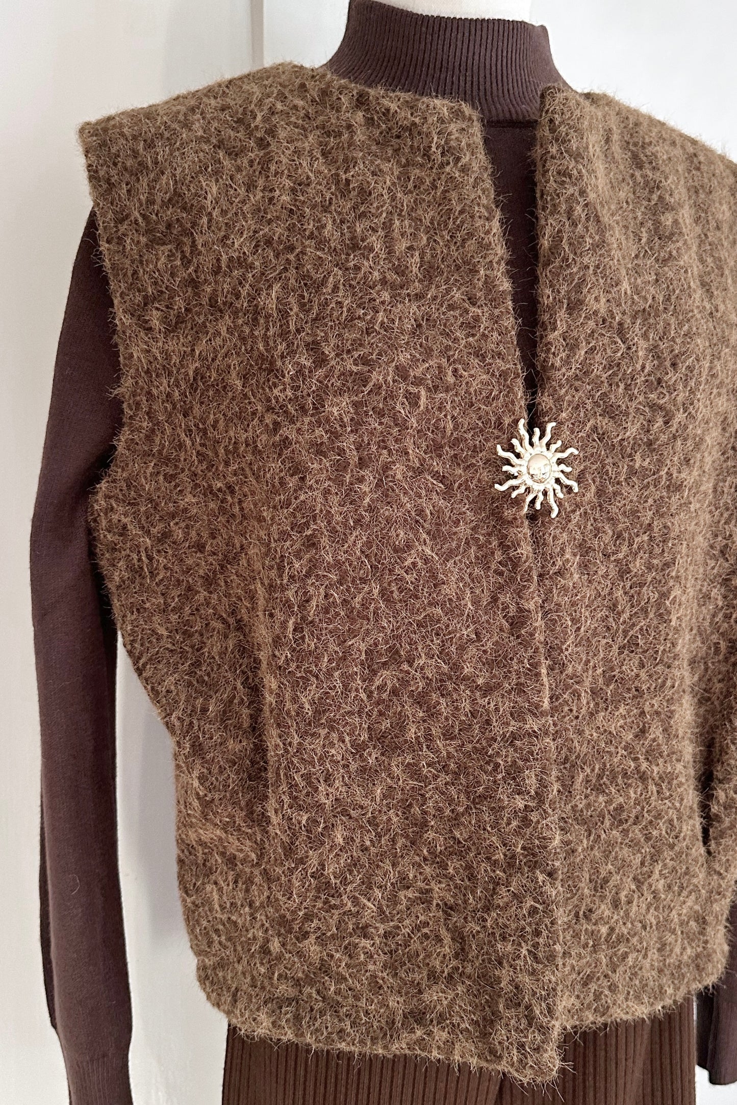 Gewalkte Weste mit Pin