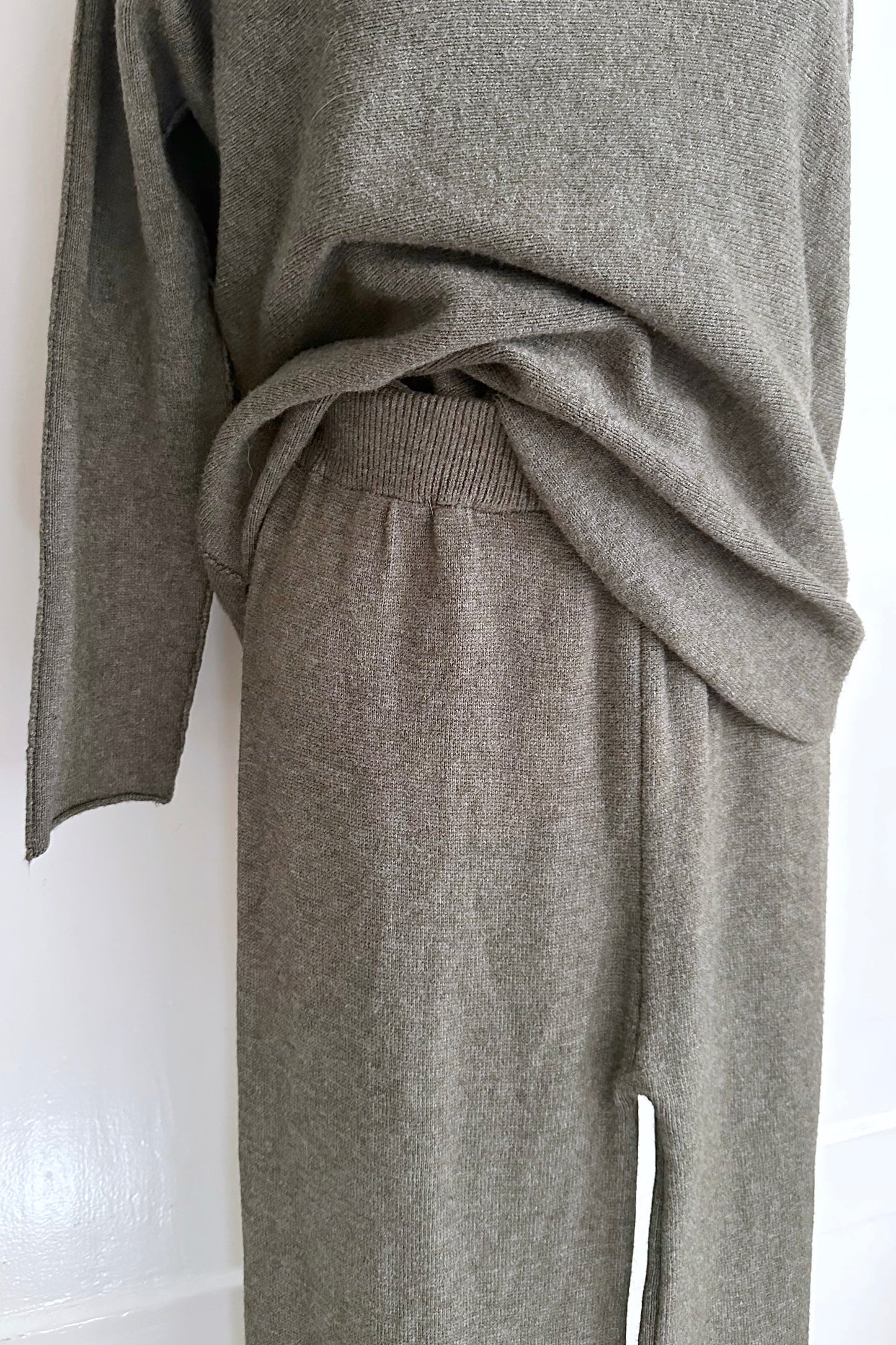 Weicher Strickpullover mit passender Hose