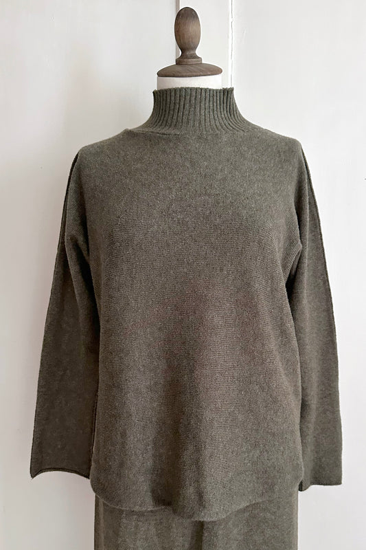 Weicher Strickpullover mit passender Hose