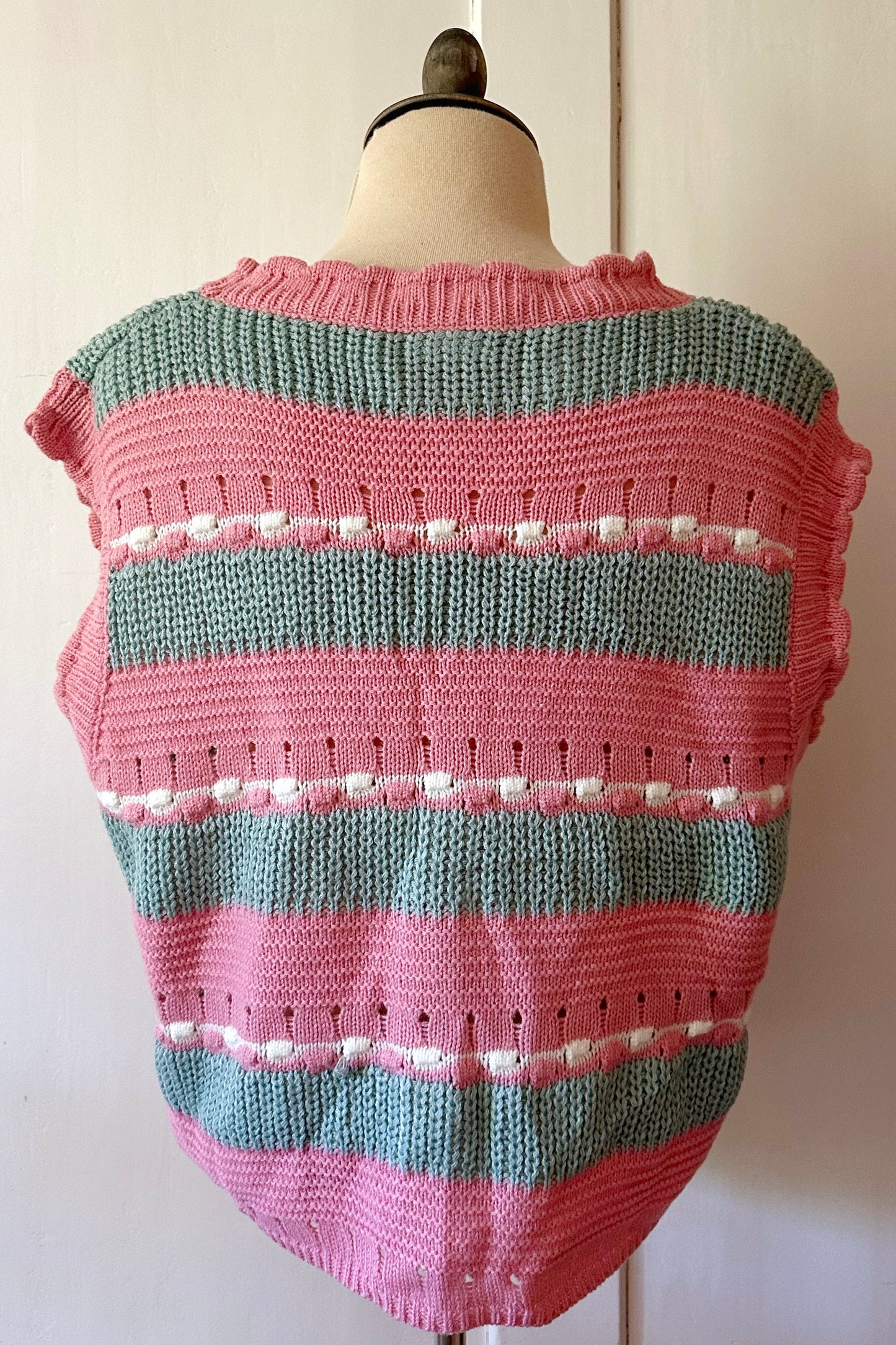 Gestreifte Strickweste mit Knopf