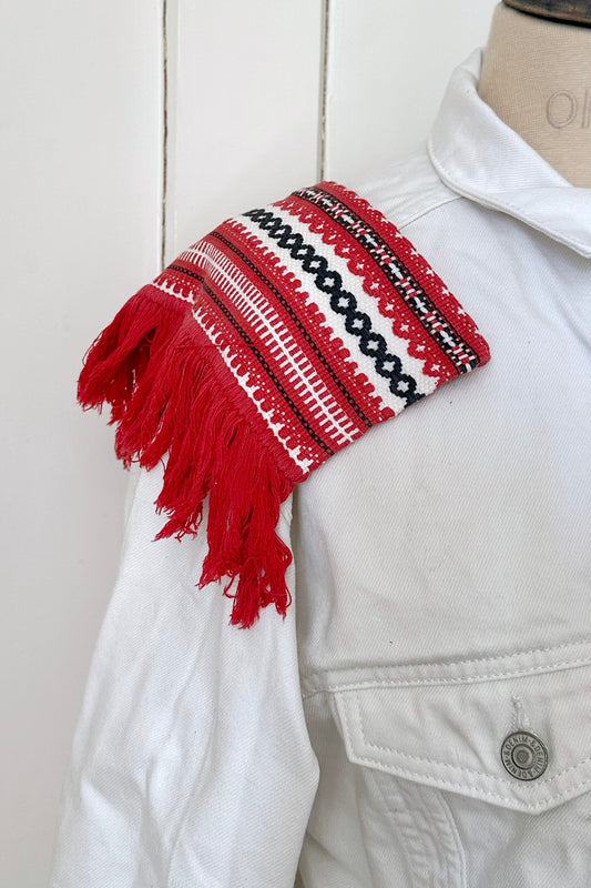 Handgemachte Jeansjacke mit gemusterten Fransen