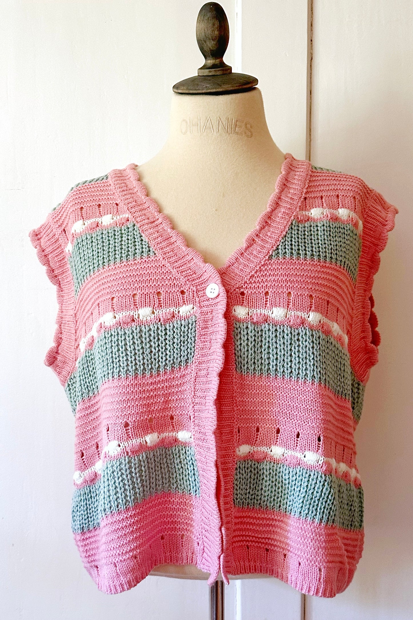 Gestreifte Strickweste mit Knopf