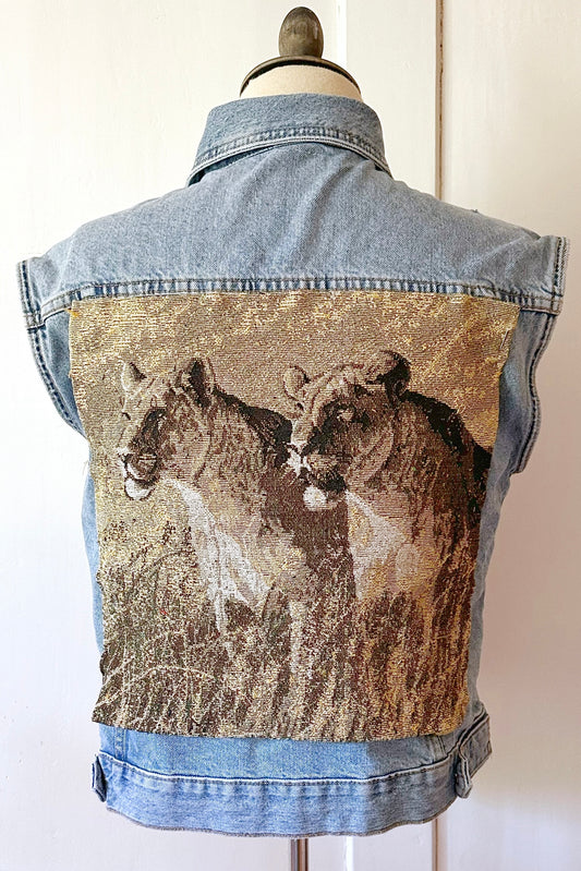 Handgemachte Jeansweste mit Löwinnen