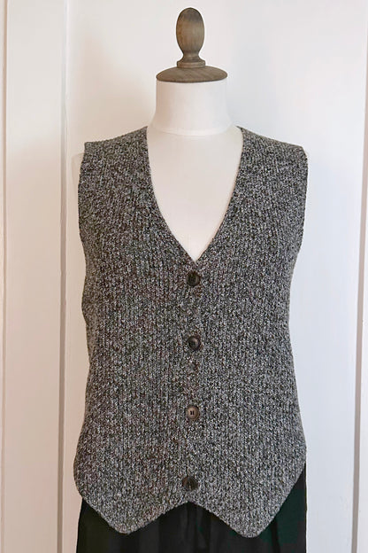 Grobgestrickte Weste mit Knöpfen