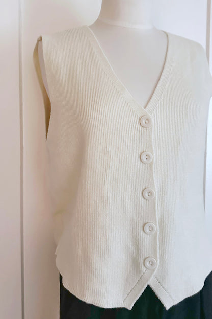 Gestrickte Weste mit Knöpfen