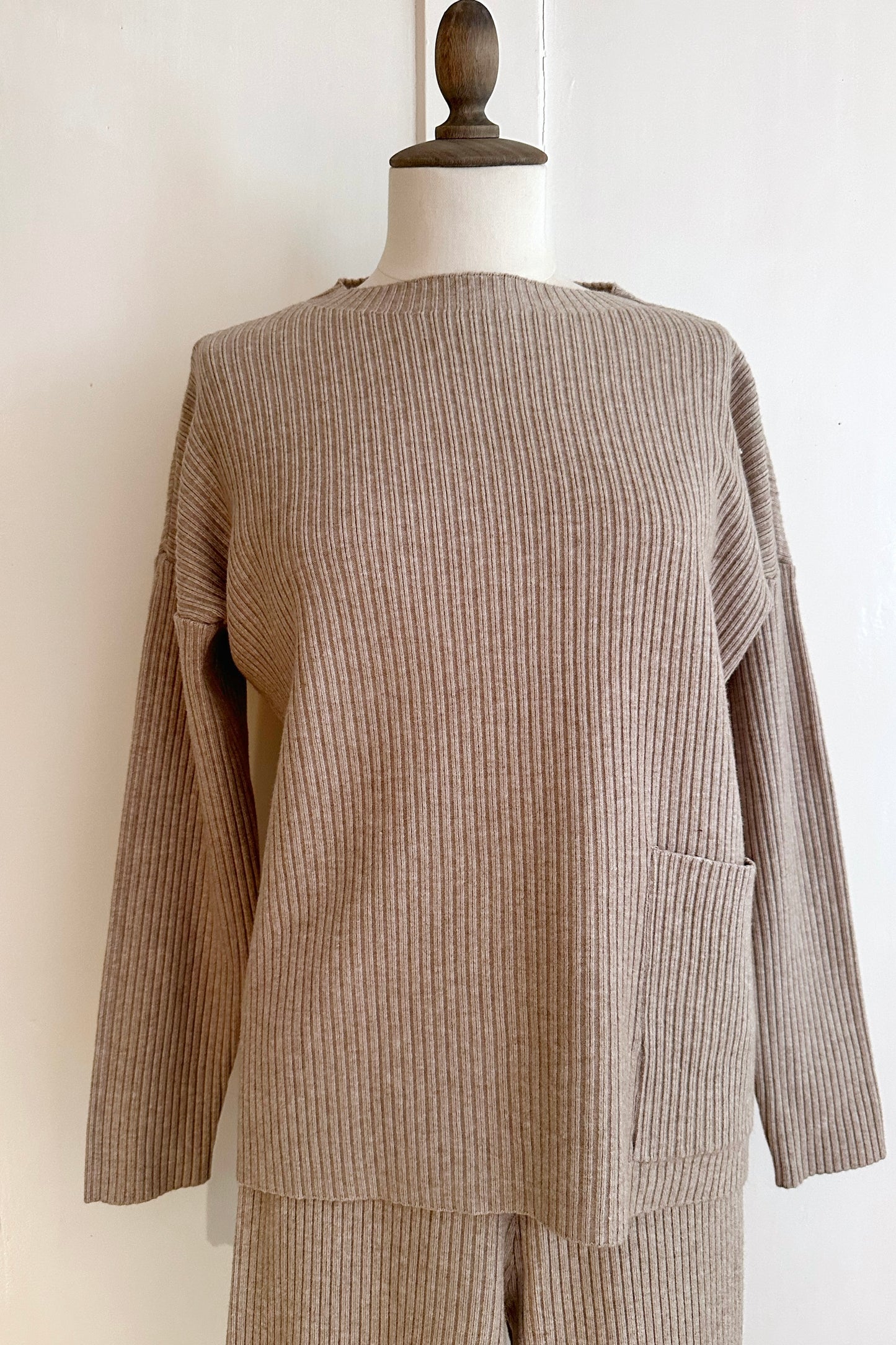 Gerippter Pullover mit passender Hose
