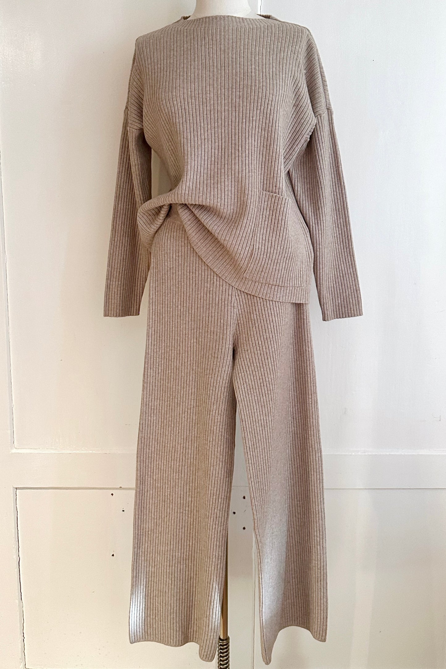 Gerippter Pullover mit passender Hose