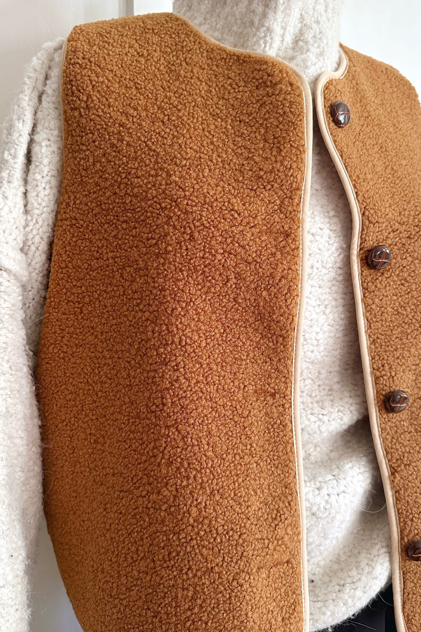 Kuschelweste mit Knöpfen