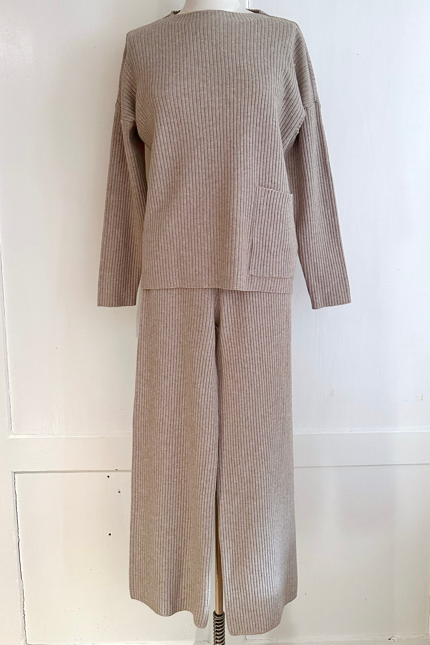 Gerippte Hose mit passendem Pullover