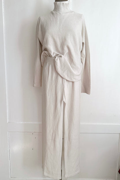 Weicher Strickpullover mit passender Hose