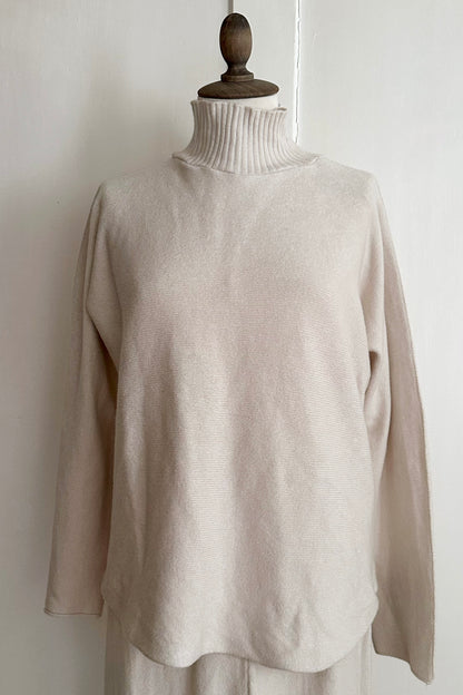 Weicher Strickpullover mit passender Hose