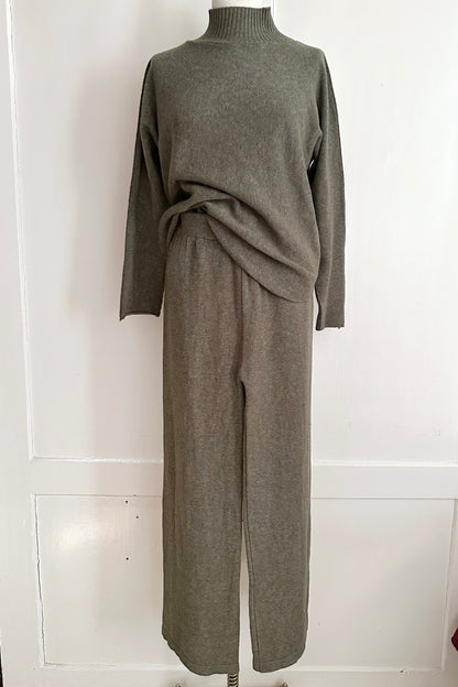 Weicher Strickpullover mit passender Hose