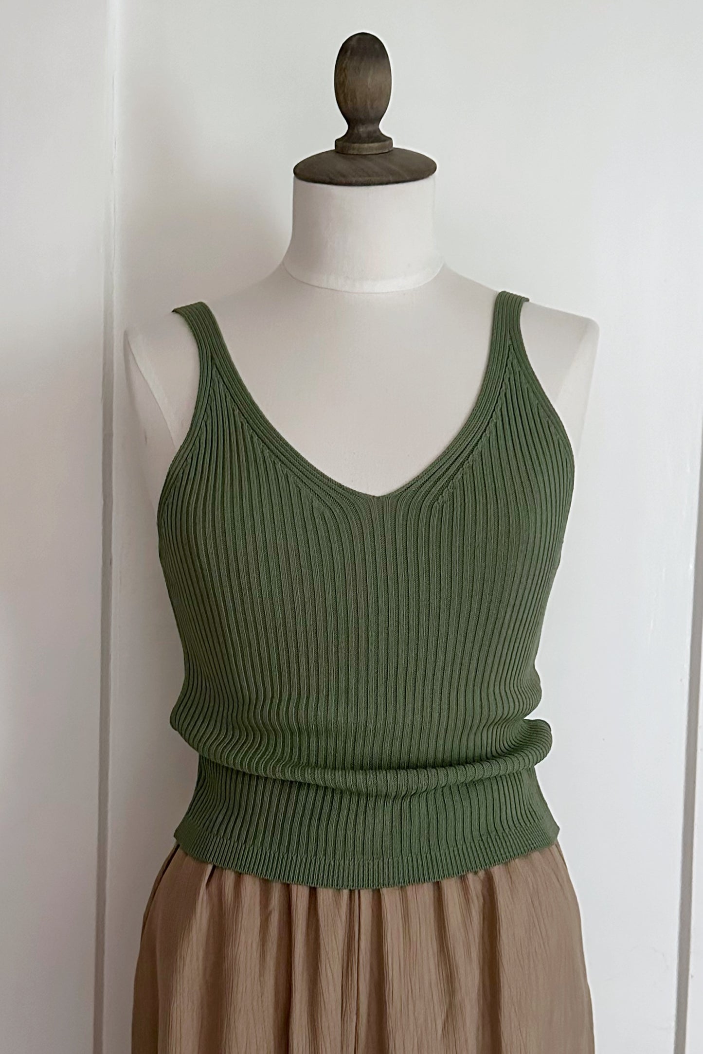 Gestricktes Viskosetop mit V Ausschnitt