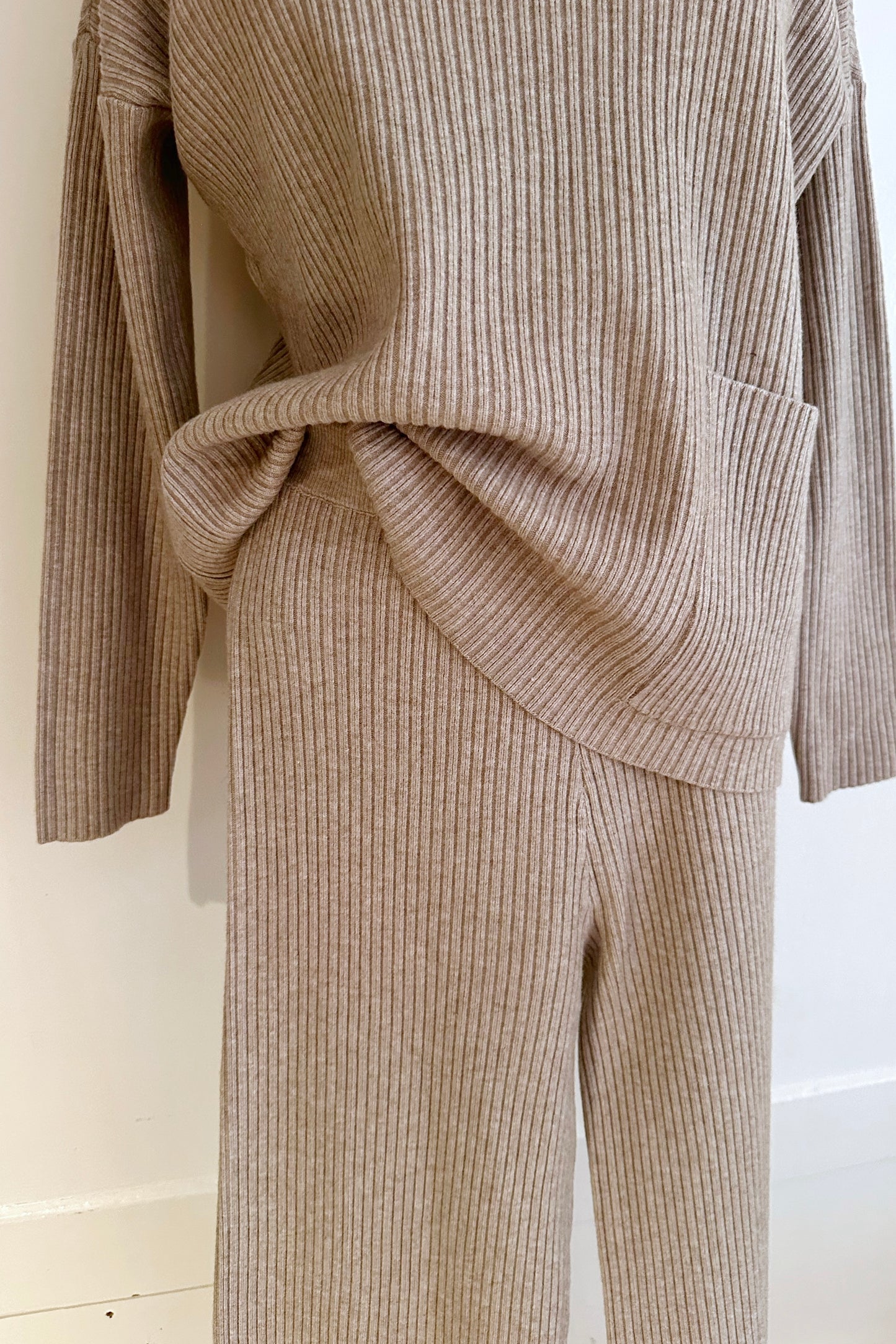 Gerippte Hose mit passendem Pullover