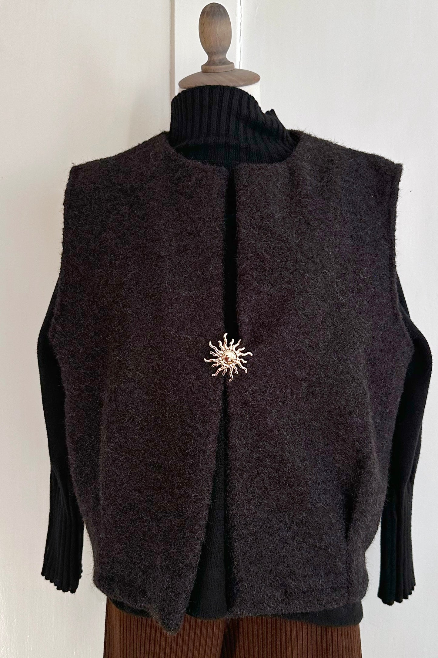 Gewalkte Weste mit Pin