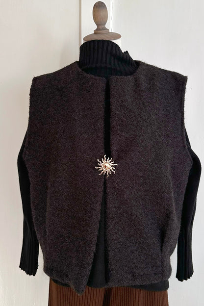 Gewalkte Weste mit Pin
