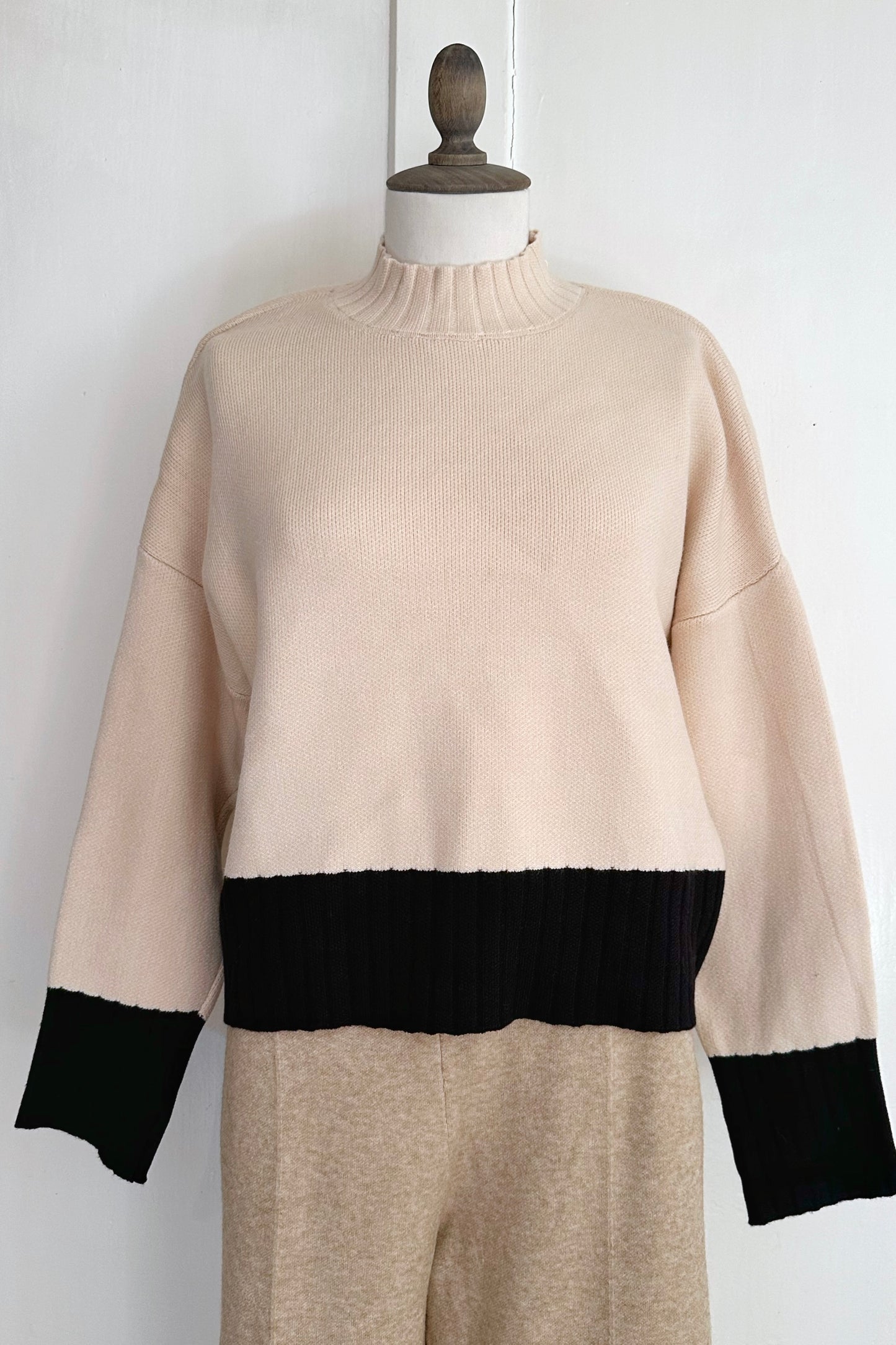 Pullover mit schwarzem Bund