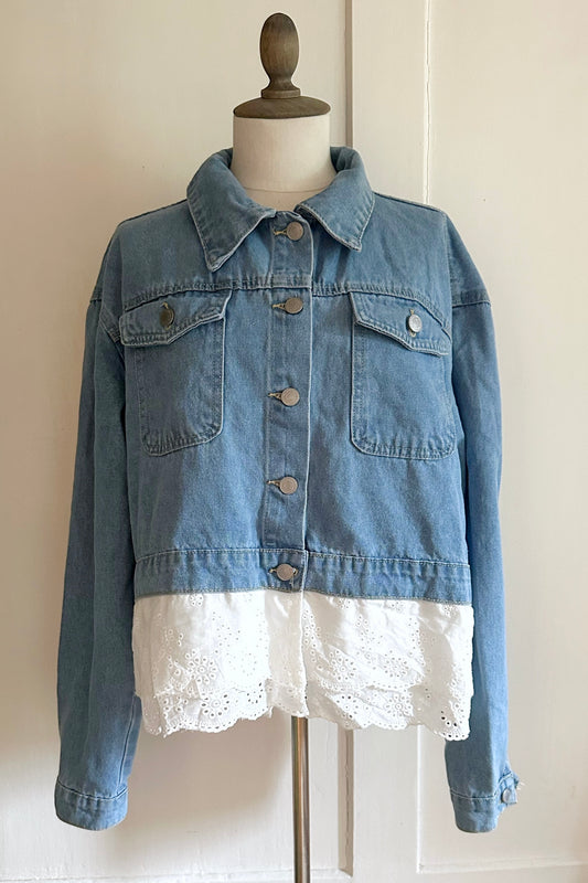 Handgemachte Jeansjacke mit Baumwollvolants