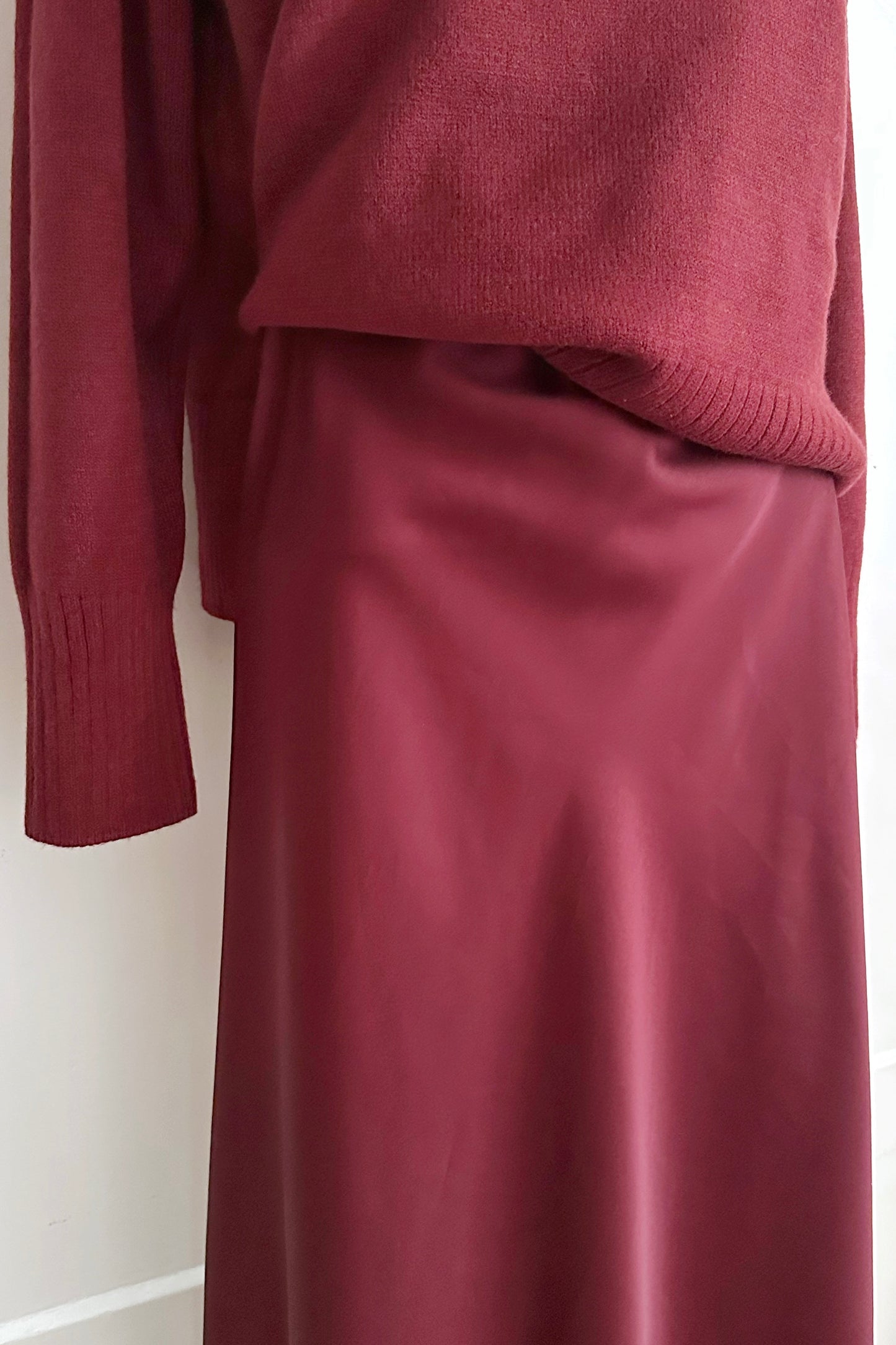 Satin Taillenjupe in Midilänge