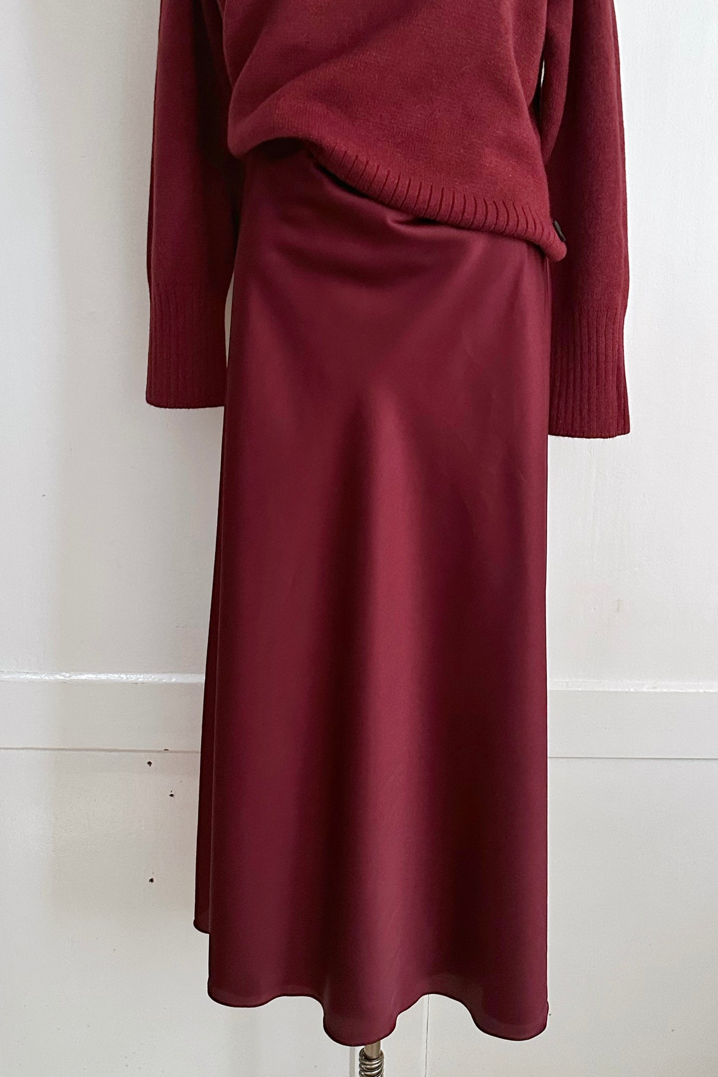 Satin Taillenjupe in Midilänge