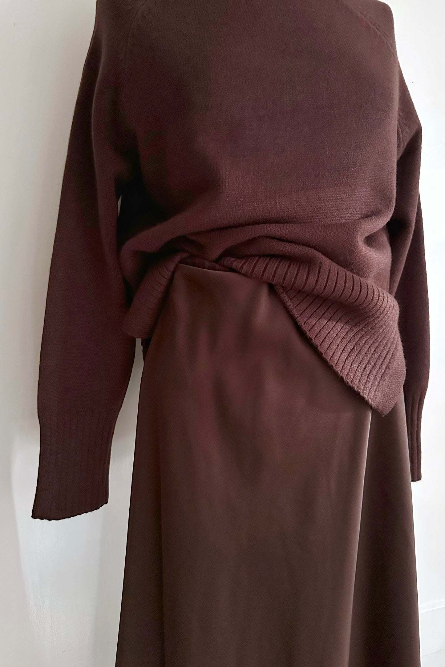 Satin Taillenjupe in Midilänge