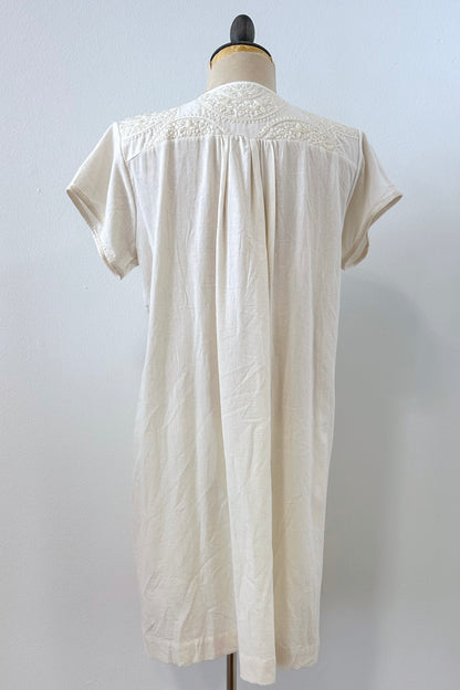 Luftiges Baumwollkleid in Champagne mit zarten Stickereidetails