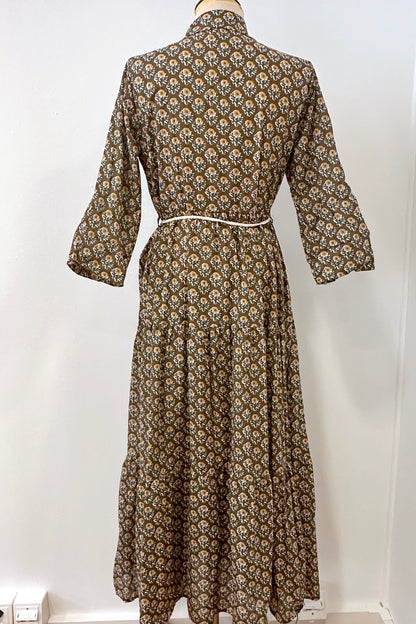 Luftiges Baumwollkleid in Olivegrün mit floralem Print und Taillengürtel