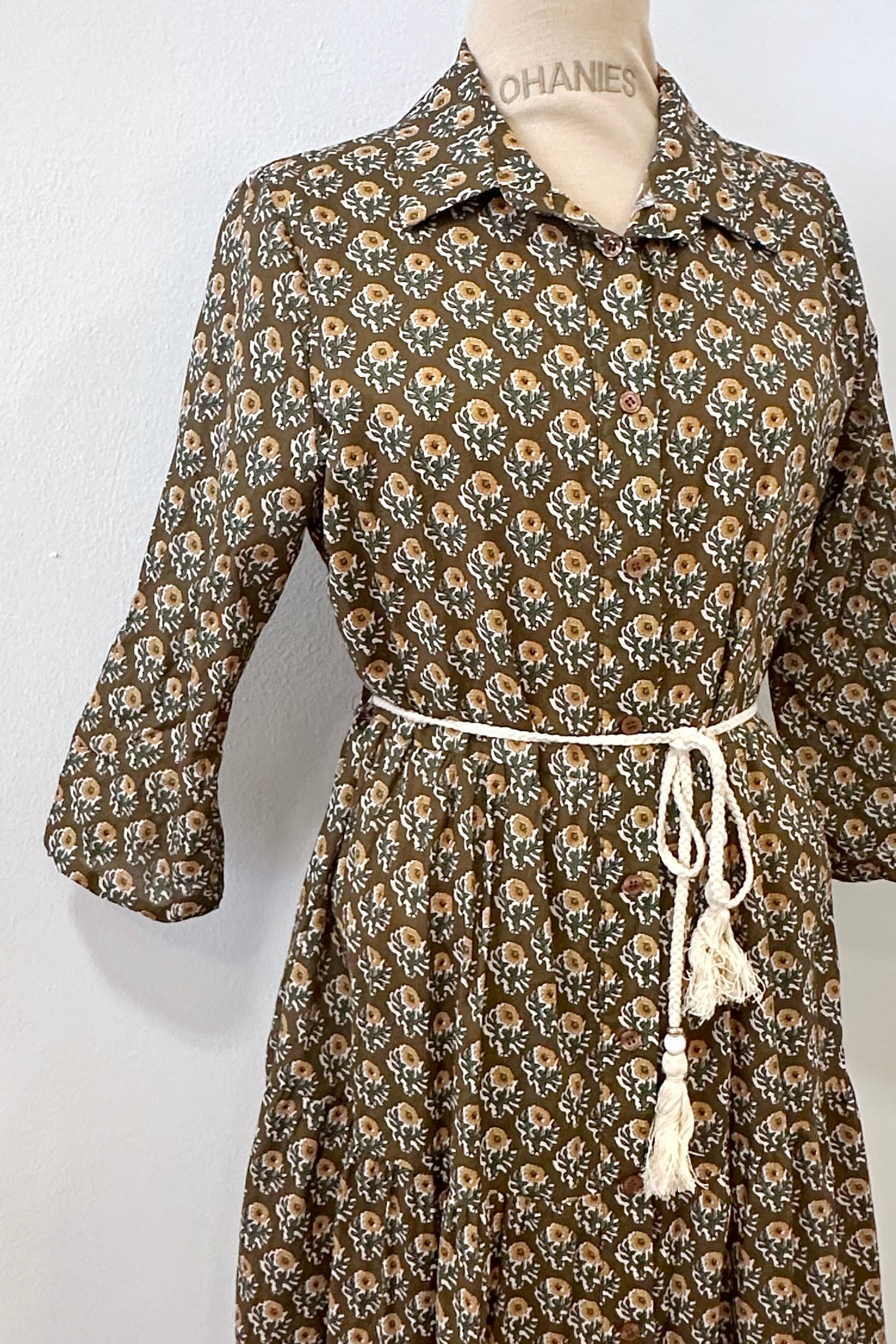 Sommerkleid mit Knopfleiste in Olivegrün – aus 100% Baumwolle