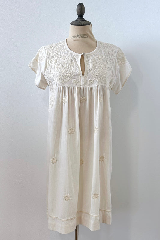 Kleid aus Baumwolle in Champagne mit feiner Ton-in-Ton-Stickerei